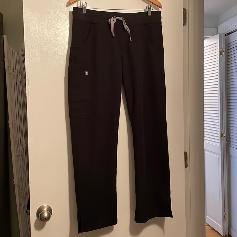 Fig womens scrub pants in medium petite in black.